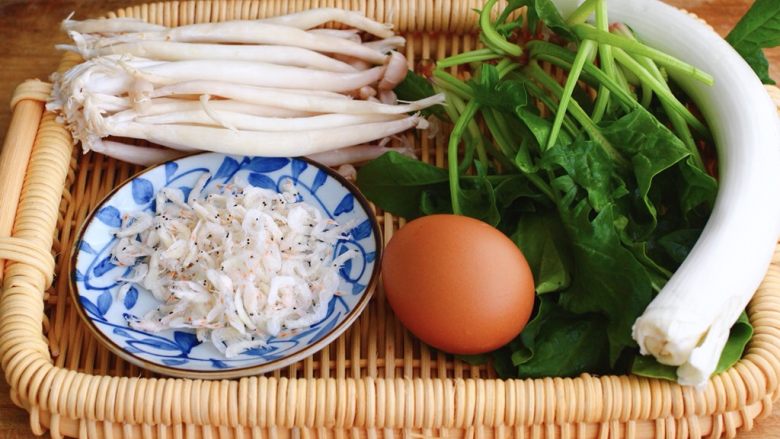 菠菜白玉菇虾皮汤,首先把食材先准备一下，猪肉从冰箱拿出来放盆里解冻，忘记拍照了，嘻嘻，买<a style='color:red;display:inline-block;' href='/shicai/ 117'>菠菜</a>要选这种红根的，比白根的营养更丰富，<a style='color:red;display:inline-block;' href='/shicai/ 84631'>山东大葱</a>去皮洗净、准备好<a style='color:red;display:inline-block;' href='/shicai/ 70527'>淡干虾皮</a>