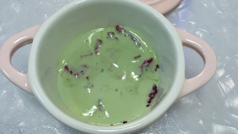 酸奶拉花,一丢丢抹茶粉和白色酸奶混均匀！铺在火龙果上