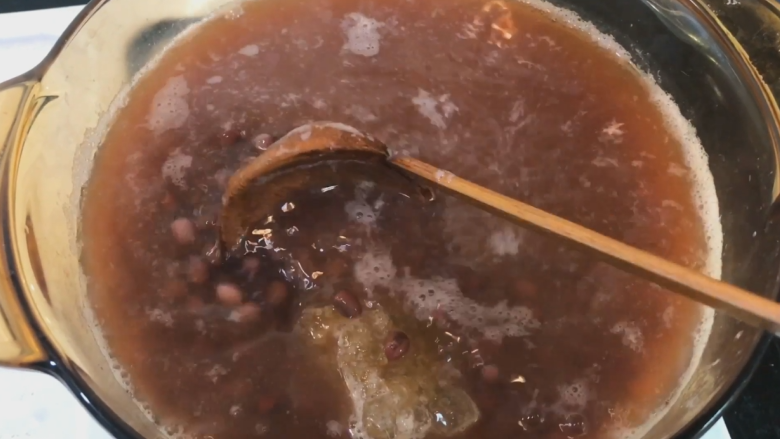 蜜红豆(甜品搭档),微微搅动一下 炖煮50分钟左右