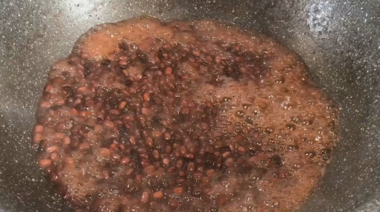 蜜红豆(甜品搭档),开锅看有没有煮烂 不易煮的太过稀烂哦