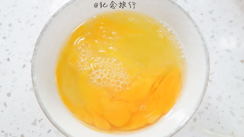蒸出嫩滑蛋羹的小窍门,<a style='color:red;display:inline-block;' href='/shicai/ 9'>鸡蛋</a>三个大概125g左右