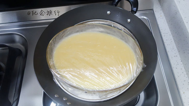 蒸出嫩滑蛋羹的小窍门,锅里水烧开放入盘子,中火蒸15分钟左右