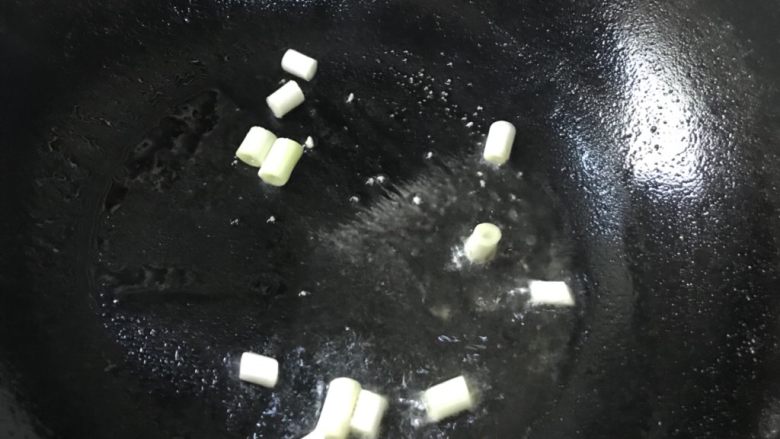 脆皮咕咾豆腐,另起锅中放入食用油,葱段煸炒