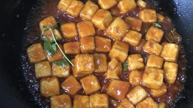 脆皮咕咾豆腐,放入豆腐块翻炒均匀。加入食用盐,鸡精调味出锅。