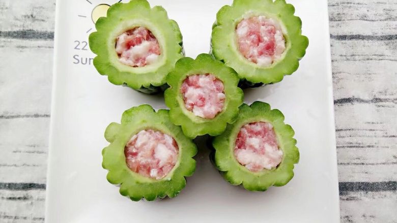 苦瓜黄豆汤,最后塞入肉末,两边抹平
