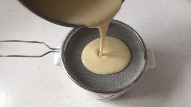 香港名小吃鸡蛋仔,过筛搅拌均匀的面糊,这样面糊更细腻无颗粒