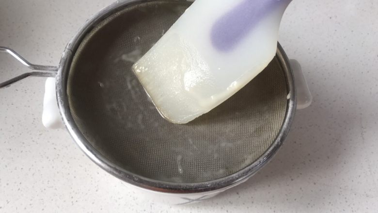 香港名小吃鸡蛋仔,过筛时,如果面糊下不去,用刮刀来回刮一下就干净了