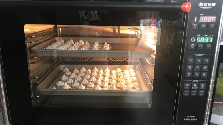 法式蛋白糖~UKOEO 风炉制作,放入预热100度的风炉烤60-65分钟,焖15分钟。