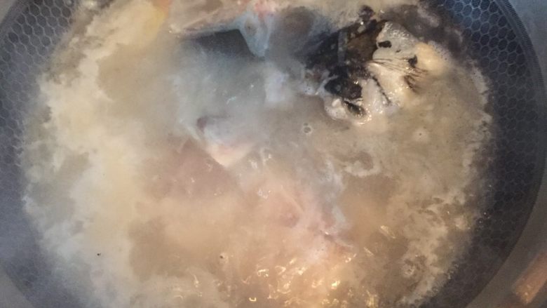 鱼头豆腐汤,加开水，大火十分钟，不爱吃鱼所以煮久些