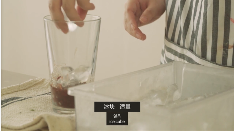 夏日特饮—红豆抹茶拿铁,<a style='color:red;display:inline-block;' href='/shicai/ 12035'>冰块</a>适量,放入水杯