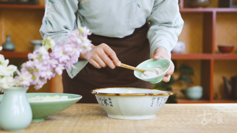 【冬瓜糖】童年夏日里的一块清凉甜香,清水中加入食用石灰搅拌均匀；