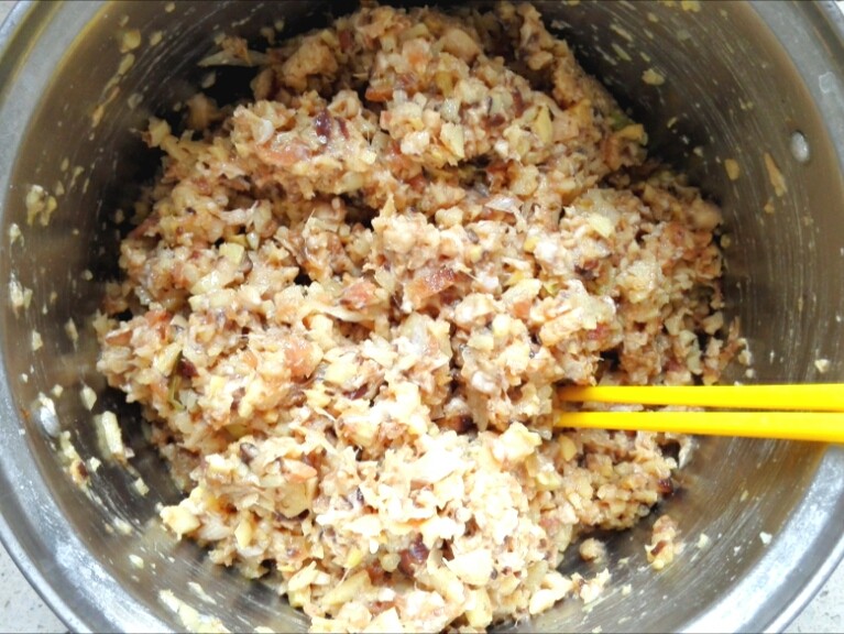 鲜笋香菇肉包,加食用油、<a style='color:red;display:inline-block;' href='/shicai/ 847'>香油</a>、盐搅匀,馅就和好了