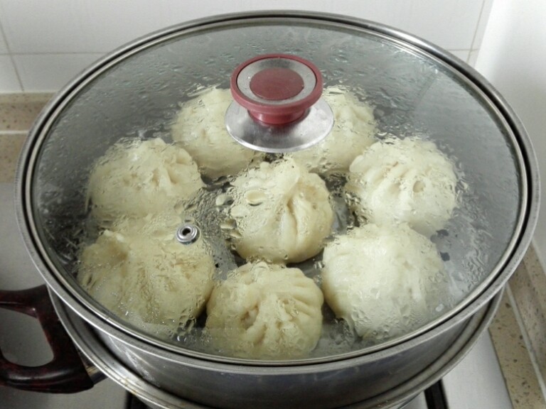 鲜笋香菇肉包,放入蒸锅,先小火,再中大火,蒸20分钟,关火闷3分钟即可。