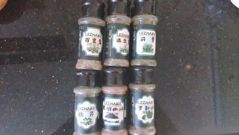 意大利烤翅,六种香料,百里香,迷迭香,莳萝,欧芹,罗勒碎各撒上约1g的量就好,黑胡椒碎可以适当放多一点,按个人口味,我加了约3g