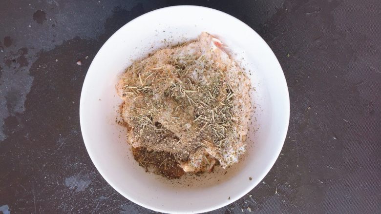 意大利烤翅,鸡翅全部撒上香料后,搅拌均匀