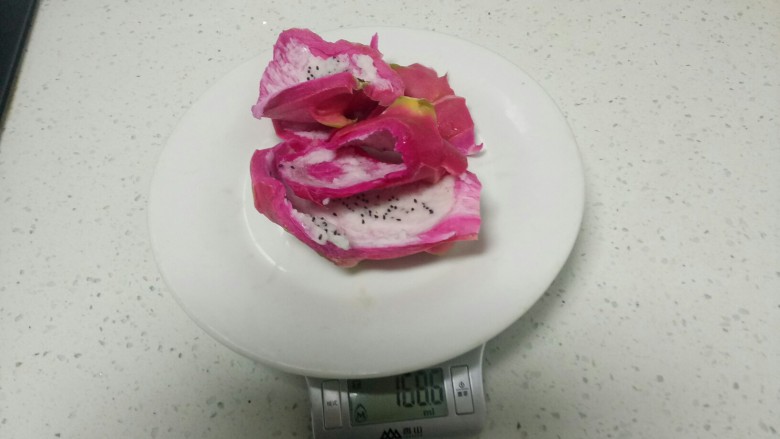 火龙果猪肉莲藕饺子,火龙果皮洗净。
