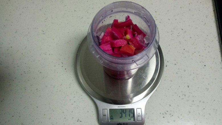 火龙果猪肉莲藕饺子,放入料理机杯中加入清<a style='color:red;display:inline-block;' href='/shicai/ 156925'>水</a>。