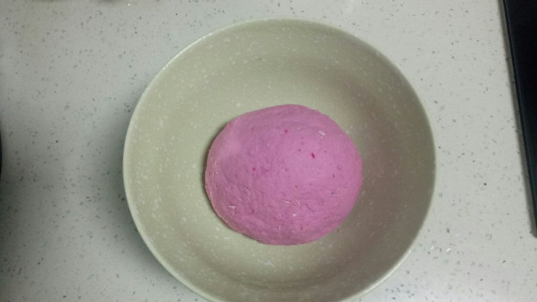 火龙果猪肉莲藕饺子,加入<a style='color:red;display:inline-block;' href='/shicai/ 519'>面粉</a>活成软硬适中的面团,醒面30分钟。