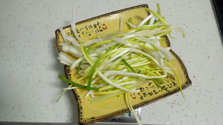 火龙果猪肉莲藕饺子,<a style='color:red;display:inline-block;' href='/shicai/ 3250'>葱</a>洗净。