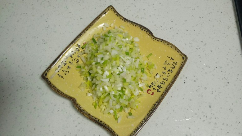 火龙果猪肉莲藕饺子,将葱切碎。