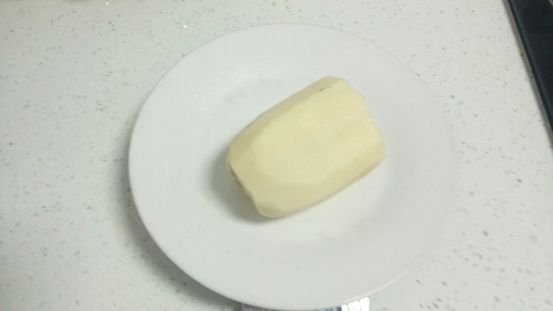 火龙果猪肉莲藕饺子,<a style='color:red;display:inline-block;' href='/shicai/ 30'>莲藕</a>洗净去皮。