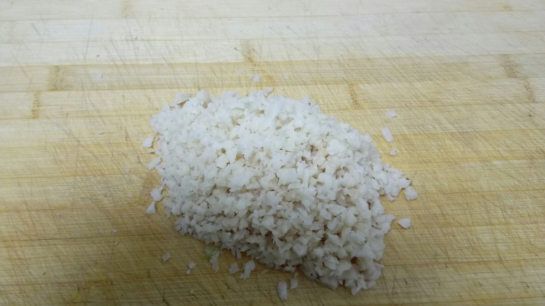 火龙果猪肉莲藕饺子,将莲藕切碎。