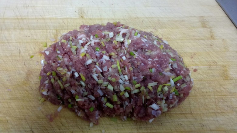 火龙果猪肉莲藕饺子,将猪肉剁碎,加入另一半葱碎。