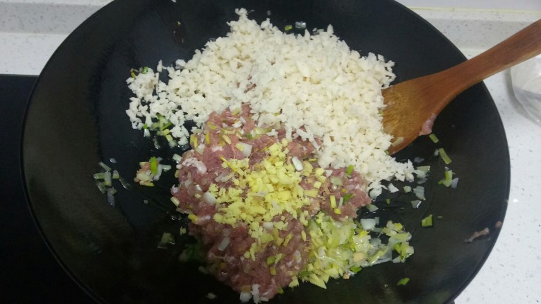 火龙果猪肉莲藕饺子,将所有食材倒入锅中。