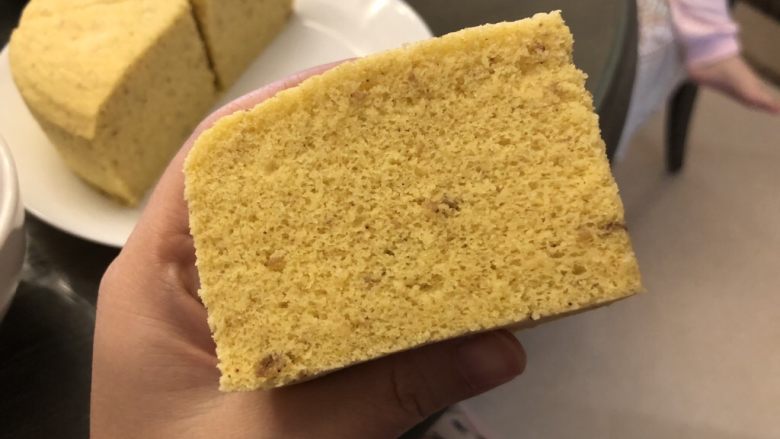 芝麻玉米粉蒸蛋糕,切开看看,组织很棒,吃起来很香甜