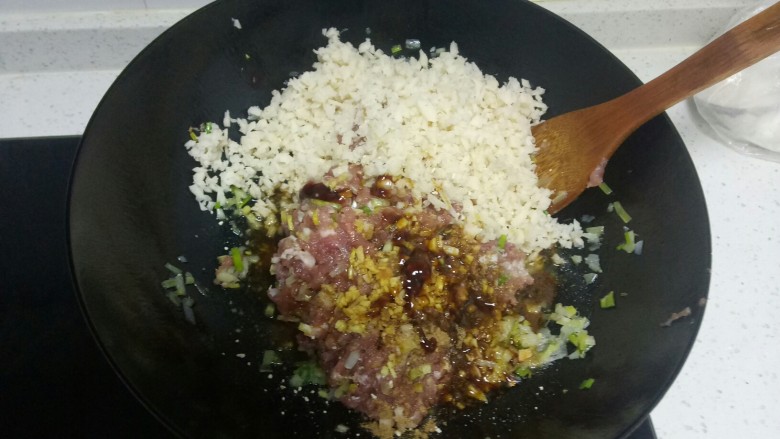火龙果猪肉莲藕饺子,根据个人口味加入适量盐、<a style='color:red;display:inline-block;' href='/shicai/ 756'>鸡精</a>、<a style='color:red;display:inline-block;' href='/shicai/ 721'>蚝油</a>、<a style='color:red;display:inline-block;' href='/shicai/ 788'>生抽</a>、<a style='color:red;display:inline-block;' href='/shicai/ 718'>料酒</a>、<a style='color:red;display:inline-block;' href='/shicai/ 829'>十三香</a>、<a style='color:red;display:inline-block;' href='/shicai/ 847'>香油</a>搅拌均匀。