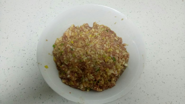 火龙果猪肉莲藕饺子,盛入碗中。