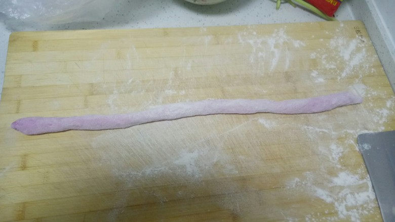 火龙果猪肉莲藕饺子,将面团搓成长条。