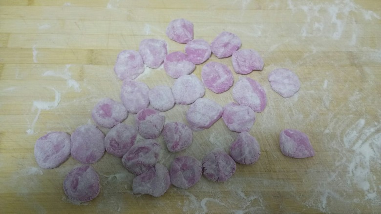 火龙果猪肉莲藕饺子,用手压扁。