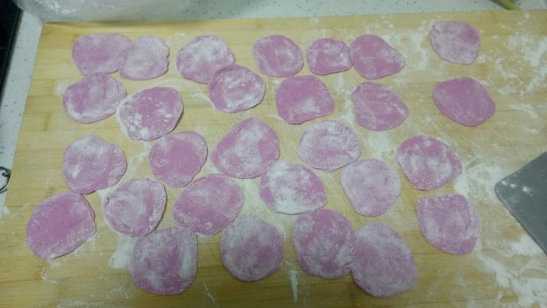 火龙果猪肉莲藕饺子,擀成薄片。