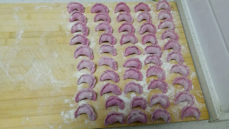 火龙果猪肉莲藕饺子,再来一张,食材做了80多个饺子,够3人吃。