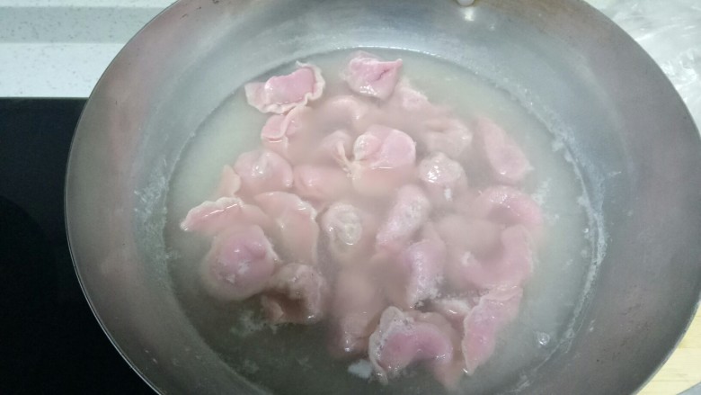 火龙果猪肉莲藕饺子,锅中放入适量水,水开后下入饺子,待饺子变色,饺子饺子就熟了。
