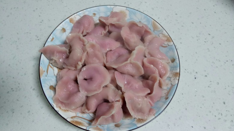 火龙果猪肉莲藕饺子,盛入盘中。