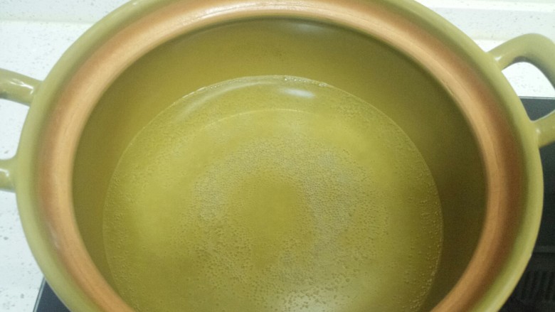 辣卤鸡爪,倒入能淹没鸡爪的清水