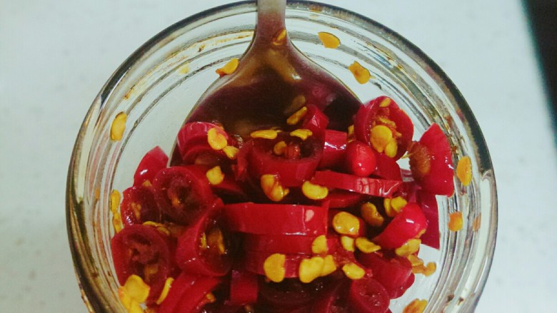 辣卤鸡爪,这里我加入的<a style='color:red;display:inline-block;' href='/shicai/ 82'>小米椒</a>是自己泡制的，你们也可以买没泡过的(PS：因为家里的辣椒都被我拿来泡了)