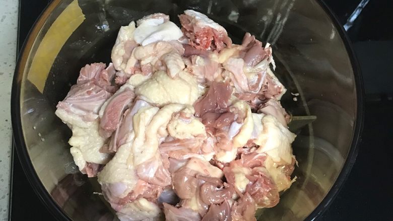 啤酒鸭,鸭肉洗净切块，去头去爪，不要切很小块，最后会锁，10cm差不多