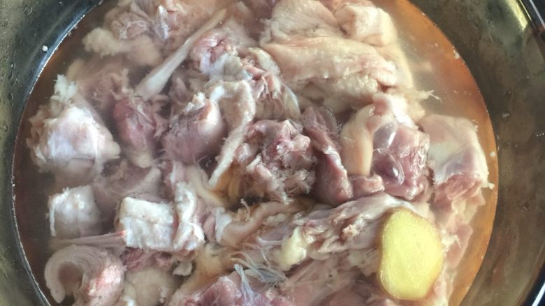 啤酒鸭,取出鸭肉后倒掉酒，倒入热水煮熟捞出，控干水分