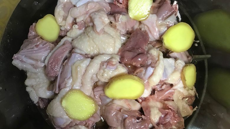 啤酒鸭,用生姜，料酒，白酒腌制，目的是去膻味，放入冰箱冷藏一夜