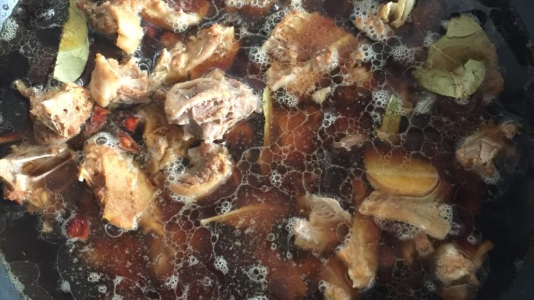 啤酒鸭,加冷水沫过鸭肉，用文火加盖焖煮，先不要加糖，啤酒中的麦芽糖会渗入鸭肉