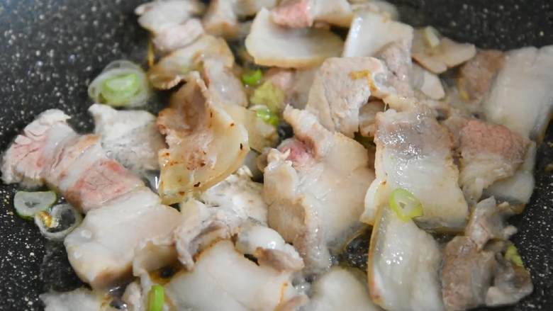 五花肉炒素肠—浓油赤酱的本帮家常菜,尽管试一下,不好吃算我输,倒入五花肉,炒出肥油。