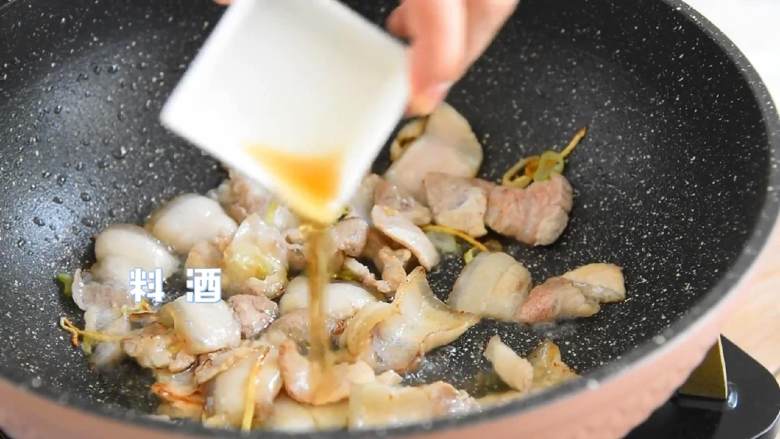 五花肉炒素肠—浓油赤酱的本帮家常菜,尽管试一下,不好吃算我输,加入料酒后翻炒。