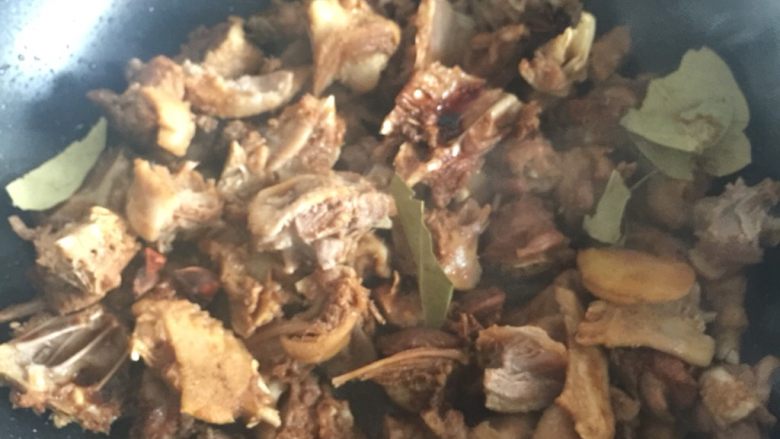 啤酒鸭,翻炒一下，让每块鸭肉均匀裹上调料