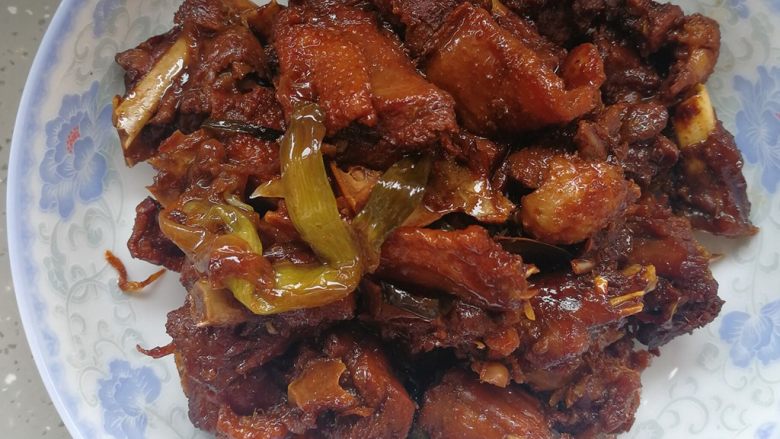 啤酒鸭,焖煮两次后的鸭肉肉质会变得很有弹性，但不会再发硬，汤汁的味道已经全部收进鸭肉中
