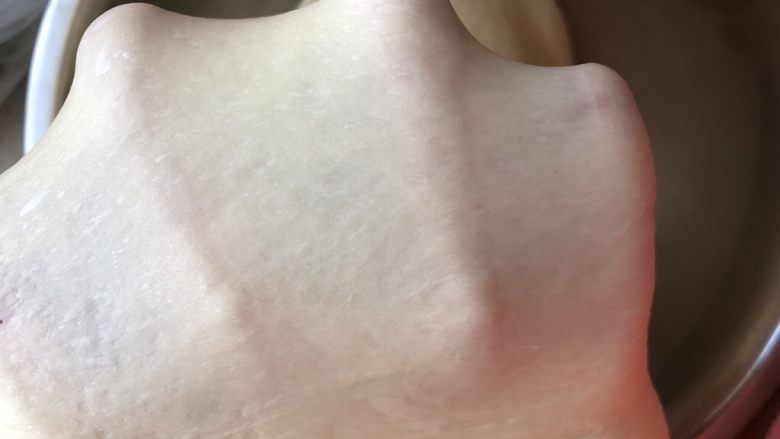 奥尔良烤鸡汉堡(波兰种),揉至面团光滑,可以拉出手套膜,汉堡不需要特别薄