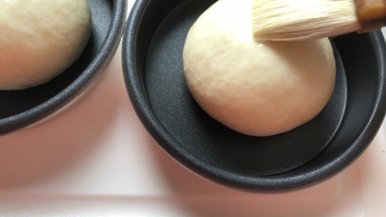 奥尔良烤鸡汉堡(波兰种),表面刷少许蛋清液