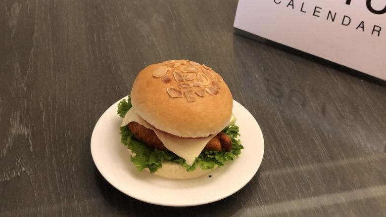 奥尔良烤鸡汉堡(波兰种),从中间切开,加入生菜,番茄,鸡肉,及你喜欢的酱料和芝士片,美味实惠